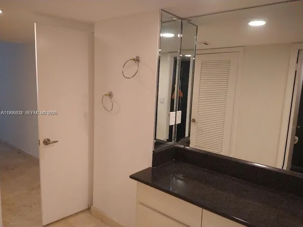 $3,200 | 6039 Collins Avenue, Unit 407, Miami Beach, FL 33140
