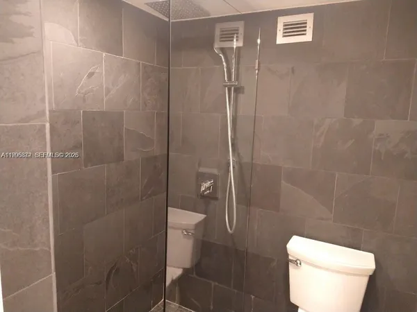 $3,200 | 6039 Collins Avenue, Unit 407, Miami Beach, FL 33140