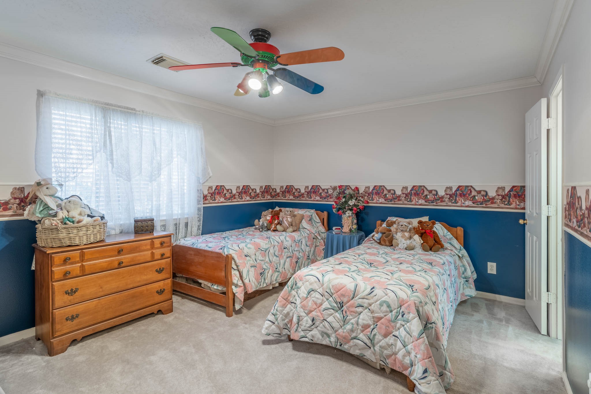 1205 Cambridge Court Seabrook, TX 77586 - Photo 28 of 47 a bedroom with two beds and a chandelier