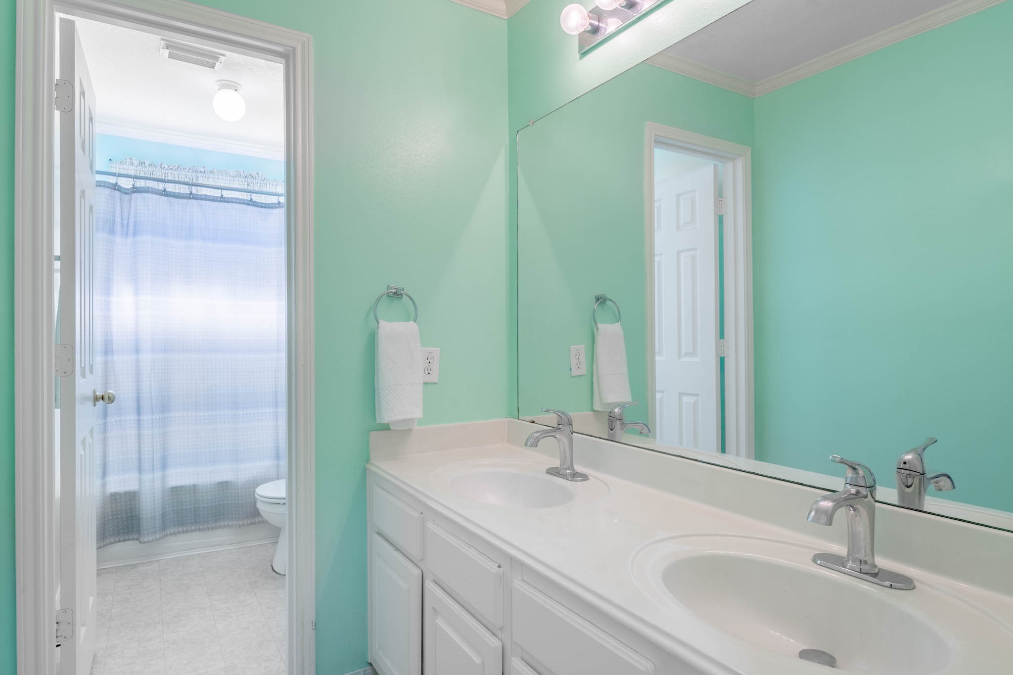 1205 Cambridge Court Seabrook, TX 77586 - Photo 32 of 47 Secondary bath #2