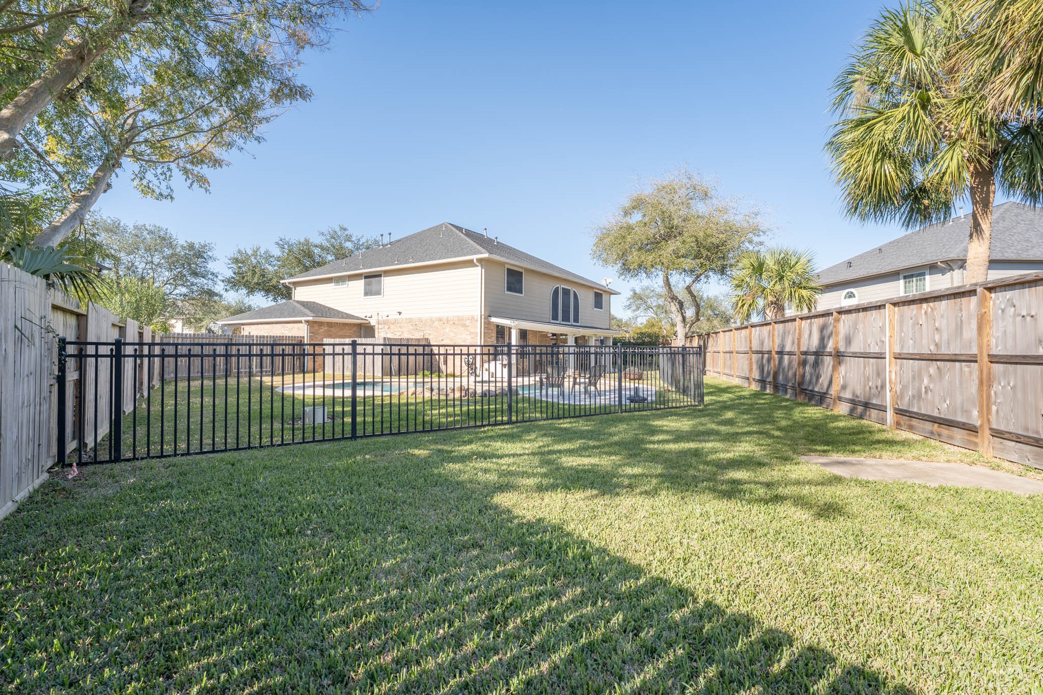 1205 Cambridge Court Seabrook, TX 77586 - Photo 47 of 47 a view of a garden with a house in the background