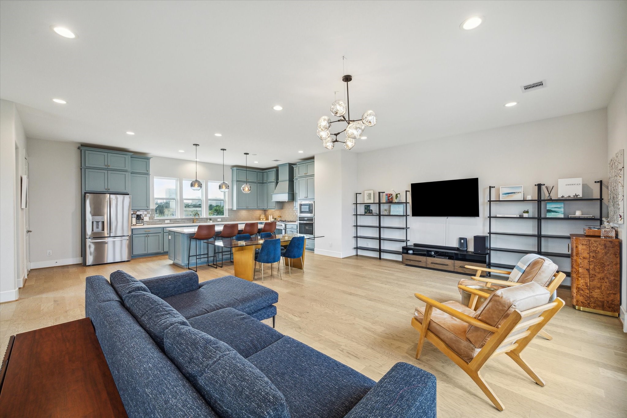 2803 Hicks Street Houston, TX 77007 - Photo 11 of 16 a living room with furniture and a flat screen tv