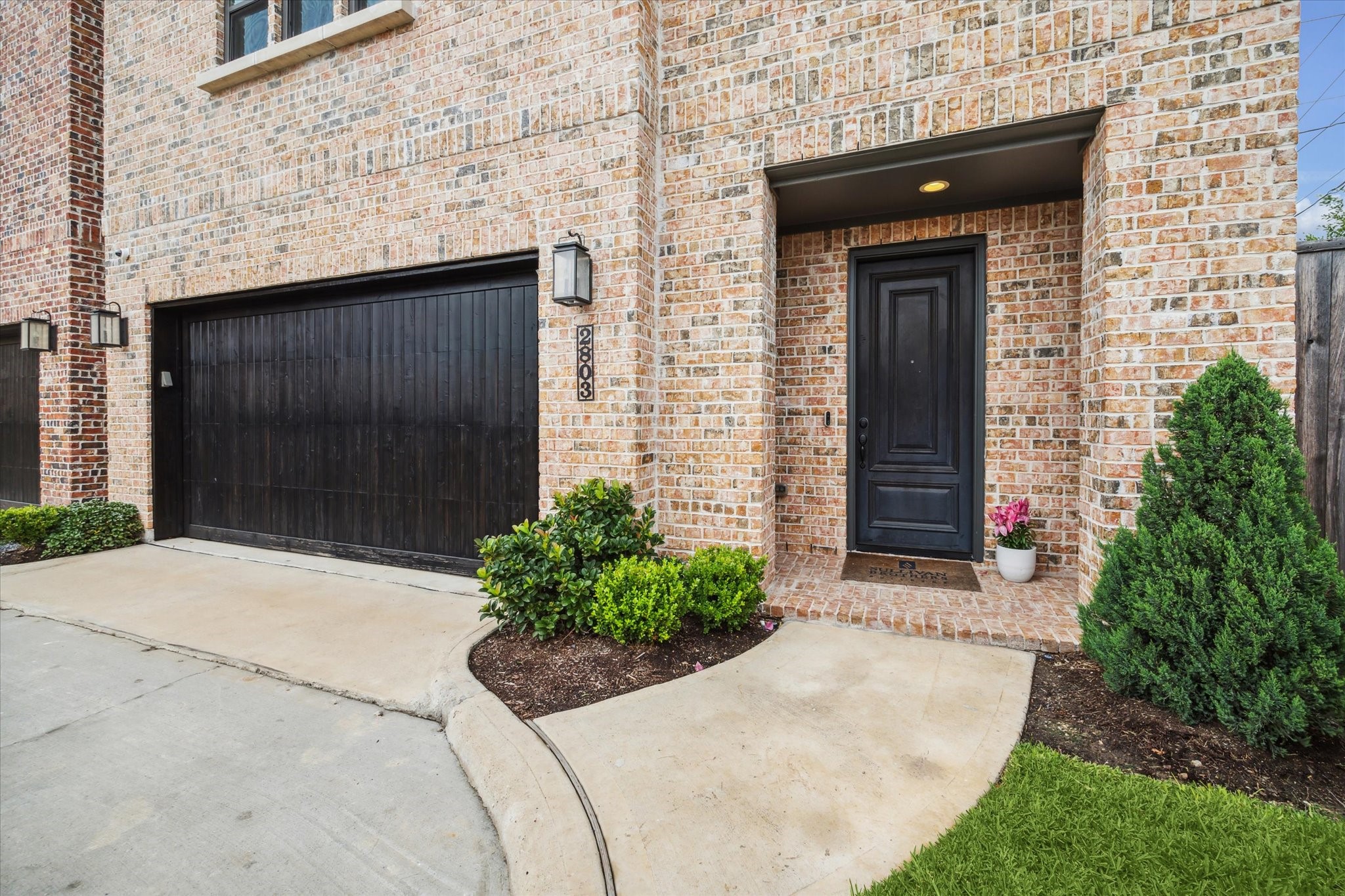 2803 Hicks Street Houston, TX 77007 - Photo 2 of 16 a front view of a house with entryway