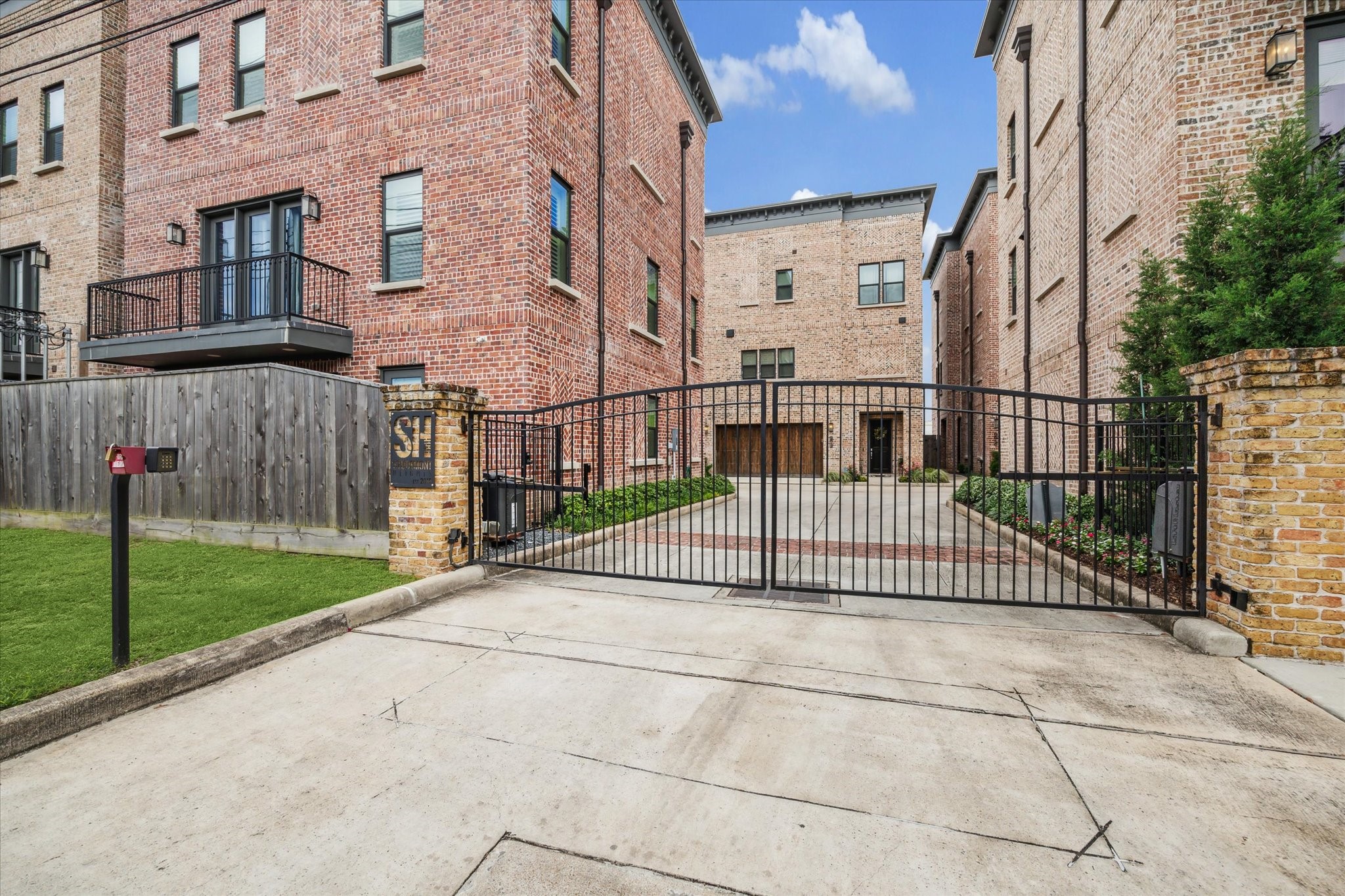2803 Hicks Street Houston, TX 77007 - Photo 3 of 16 a view of a wrought iron fences in front of house