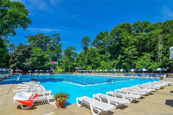 $1,800 | 4 Sadore Lane, Unit 2W, Yonkers, NY 10710