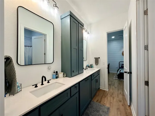 a en suite bathroom with a double vanity sink and mirror