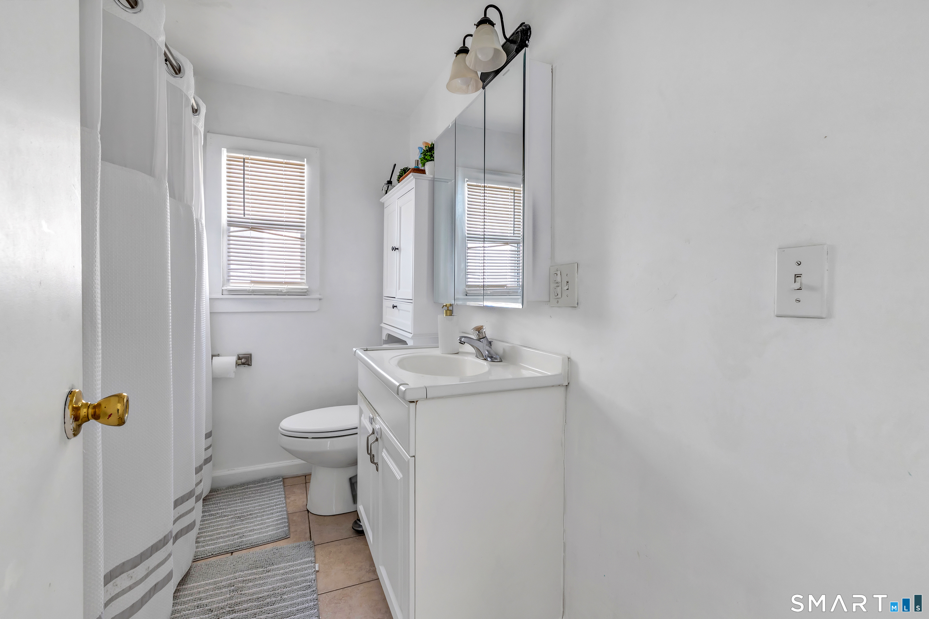 189 Wells Street Bridgeport, CT 06606 - Photo 17 of 40 2nd Floor - Offers 1389 sq ft -Full Bath Shower/Tub