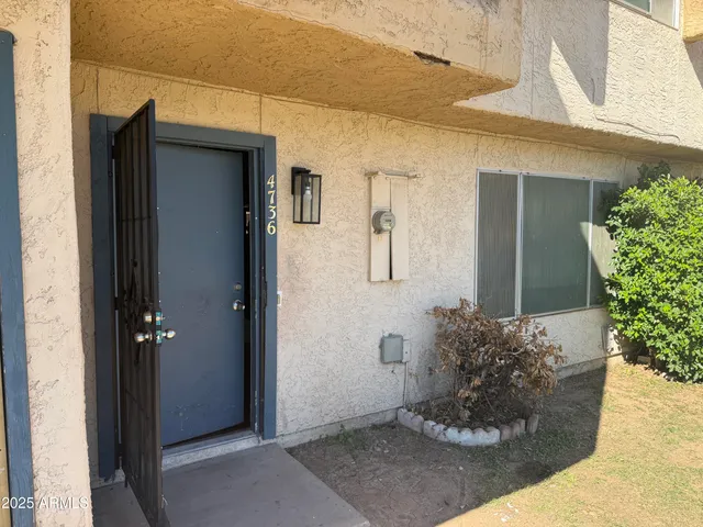 a view of entryway of the house