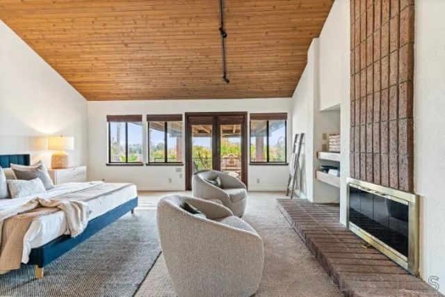 a view of a livingroom with a ceiling fan
