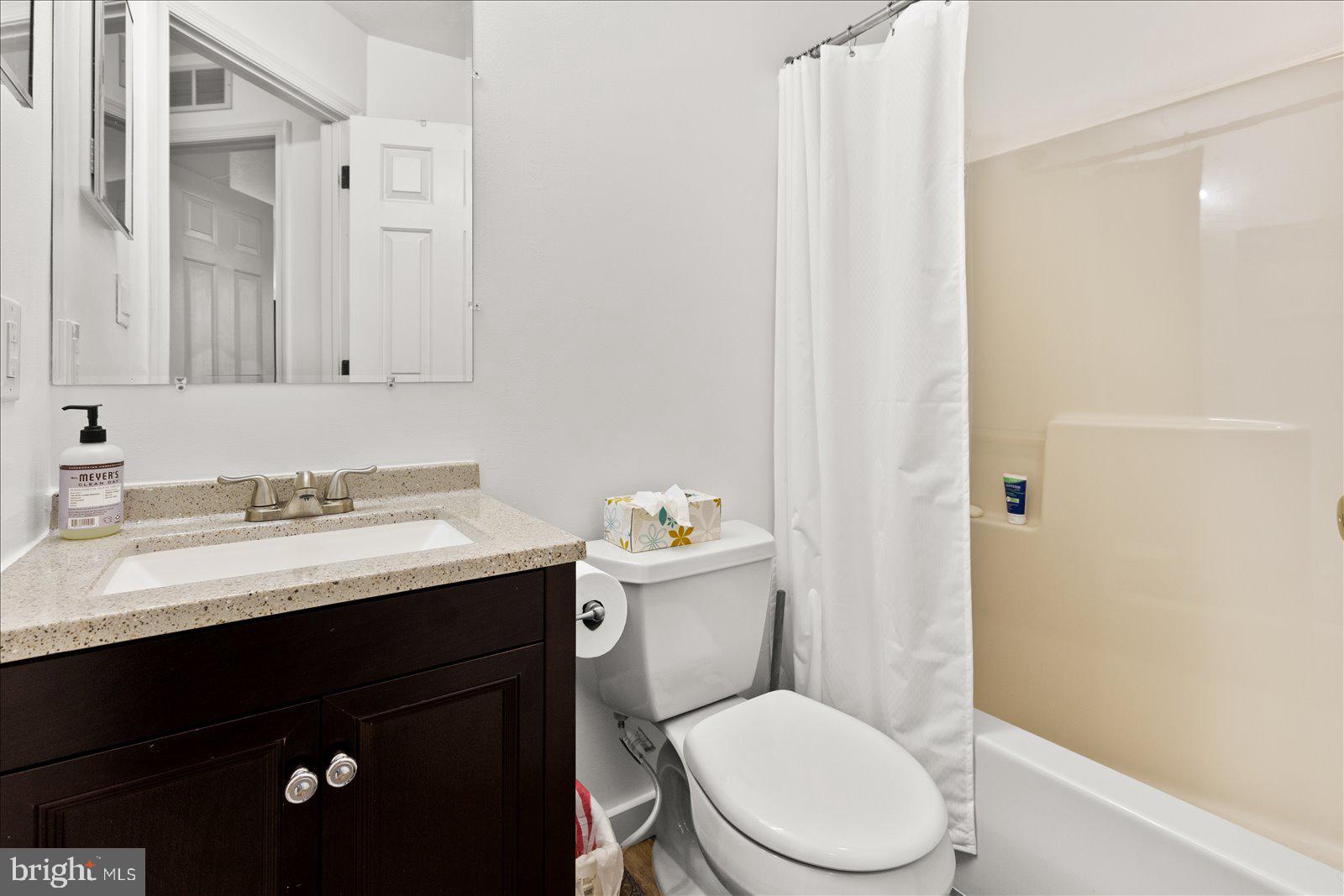 4 Appler Court Littlestown, PA 17340 - Photo 33 of 47 2nd floor full bathroom