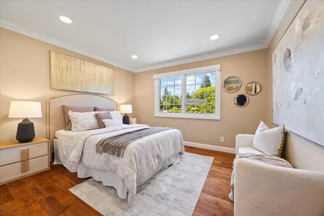 a view of a house with backyard and garden