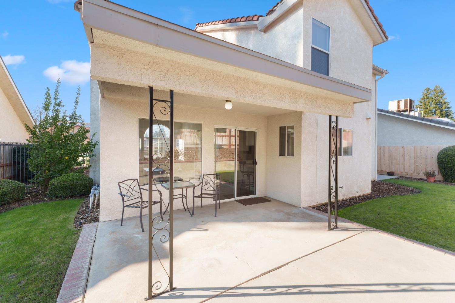 9342 North Archie Avenue Fresno, CA 93720 - Photo 31 of 36 a view of a patio with table and chairs and potted plants