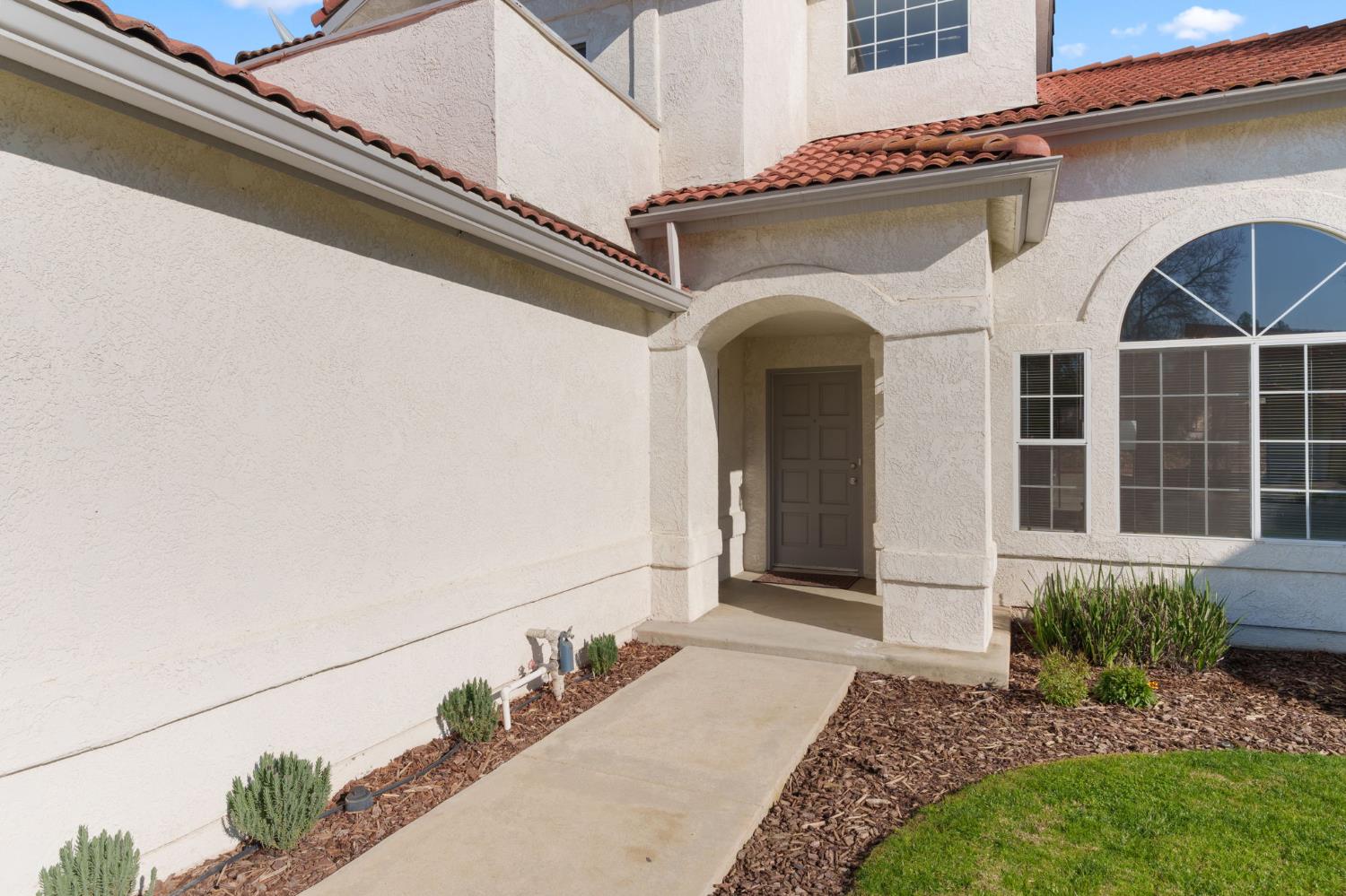 9342 North Archie Avenue Fresno, CA 93720 - Photo 4 of 36 a front view of a house
