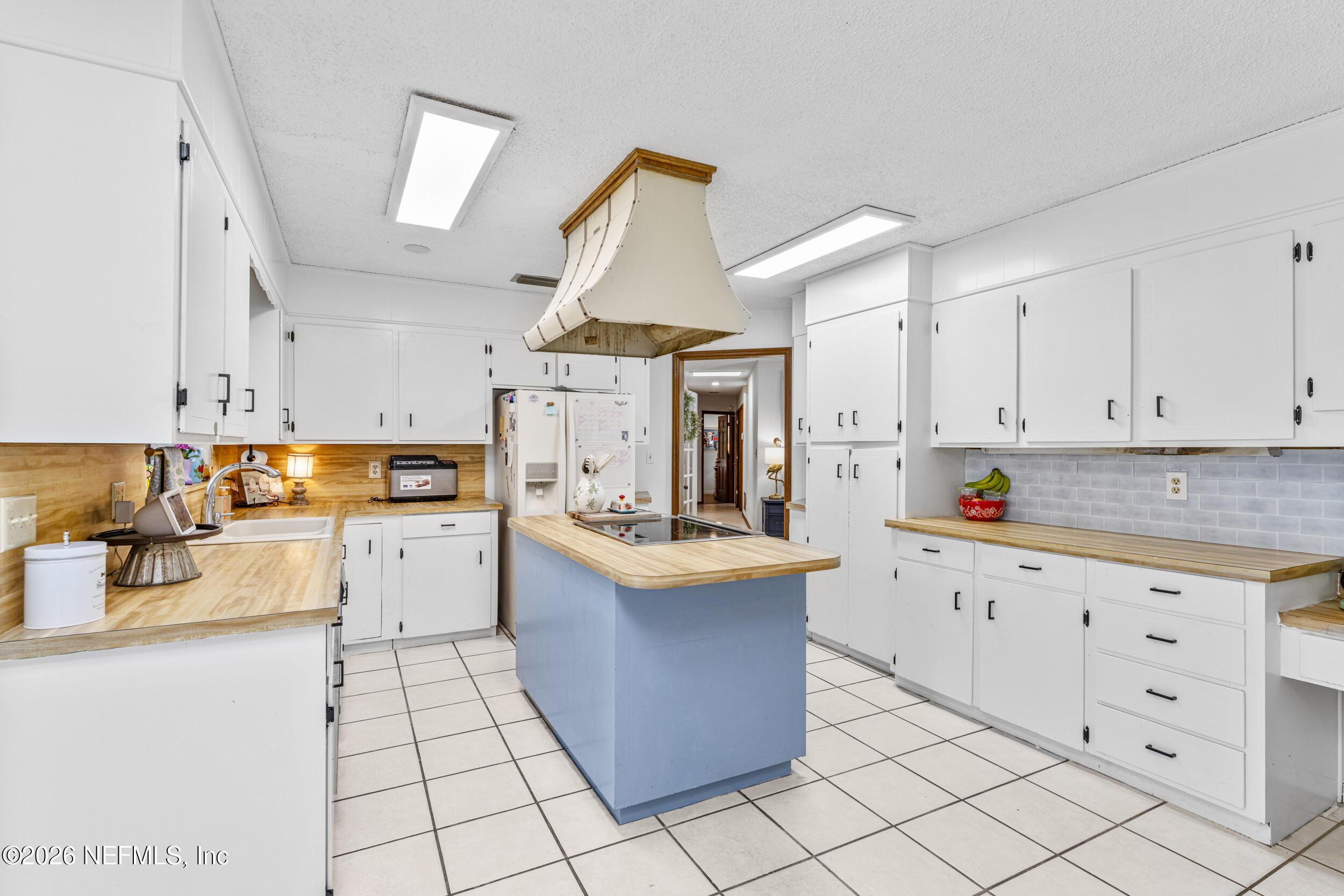 701 16th Street St. Augustine, FL 32080 - Photo 13 of 39 a kitchen with cabinets and window