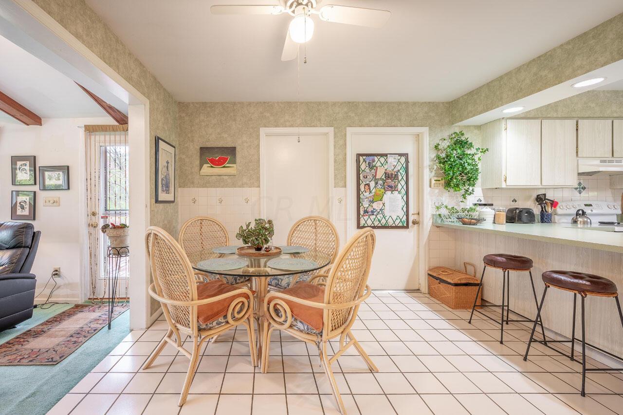 1640 Carriage Road Powell, OH 43065 - Photo 19 of 63 Eating area close to the kitchen bar and tv room.