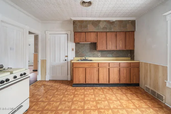$157,900 | Undisclosed Address, Gloversville, NY 12078