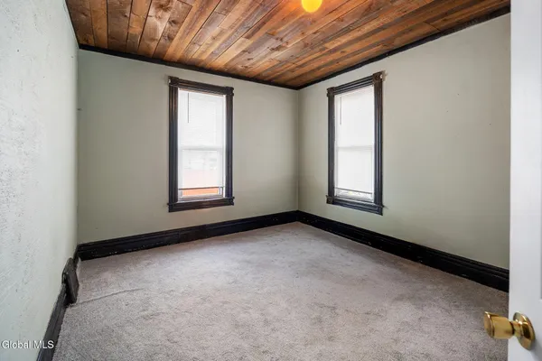 $157,900 | Undisclosed Address, Gloversville, NY 12078