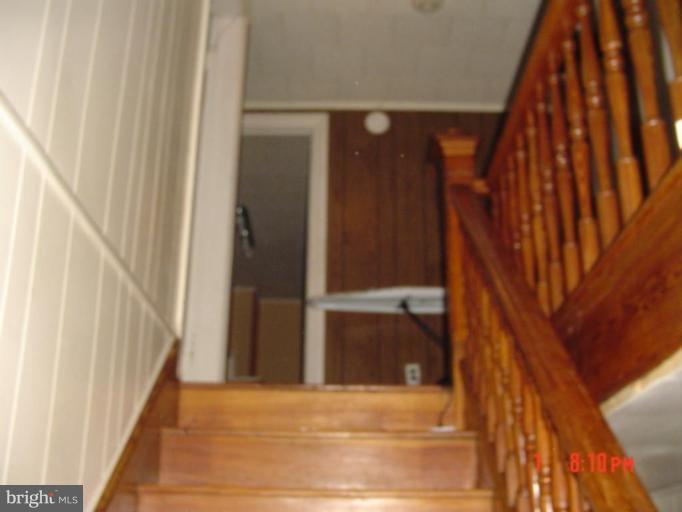15800 Clear Spring Road Williamsport, MD 21795 - Photo 2 of 4 Staircase