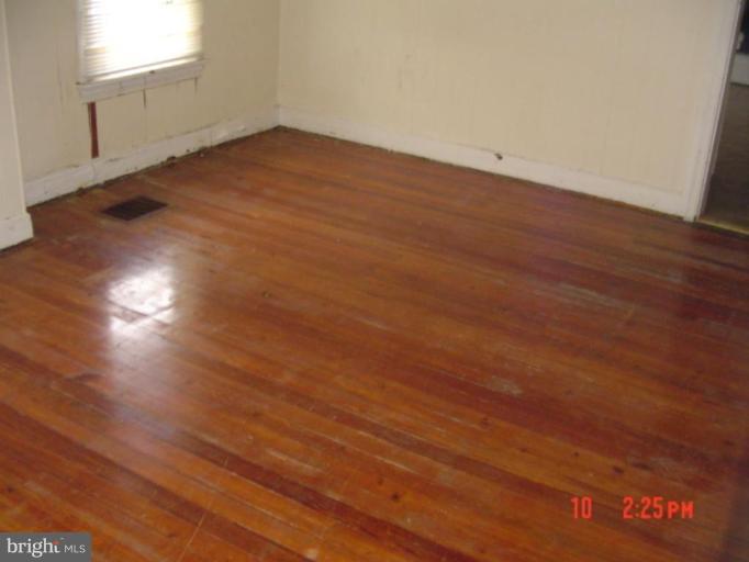 15800 Clear Spring Road Williamsport, MD 21795 - Photo 4 of 4 Living Room