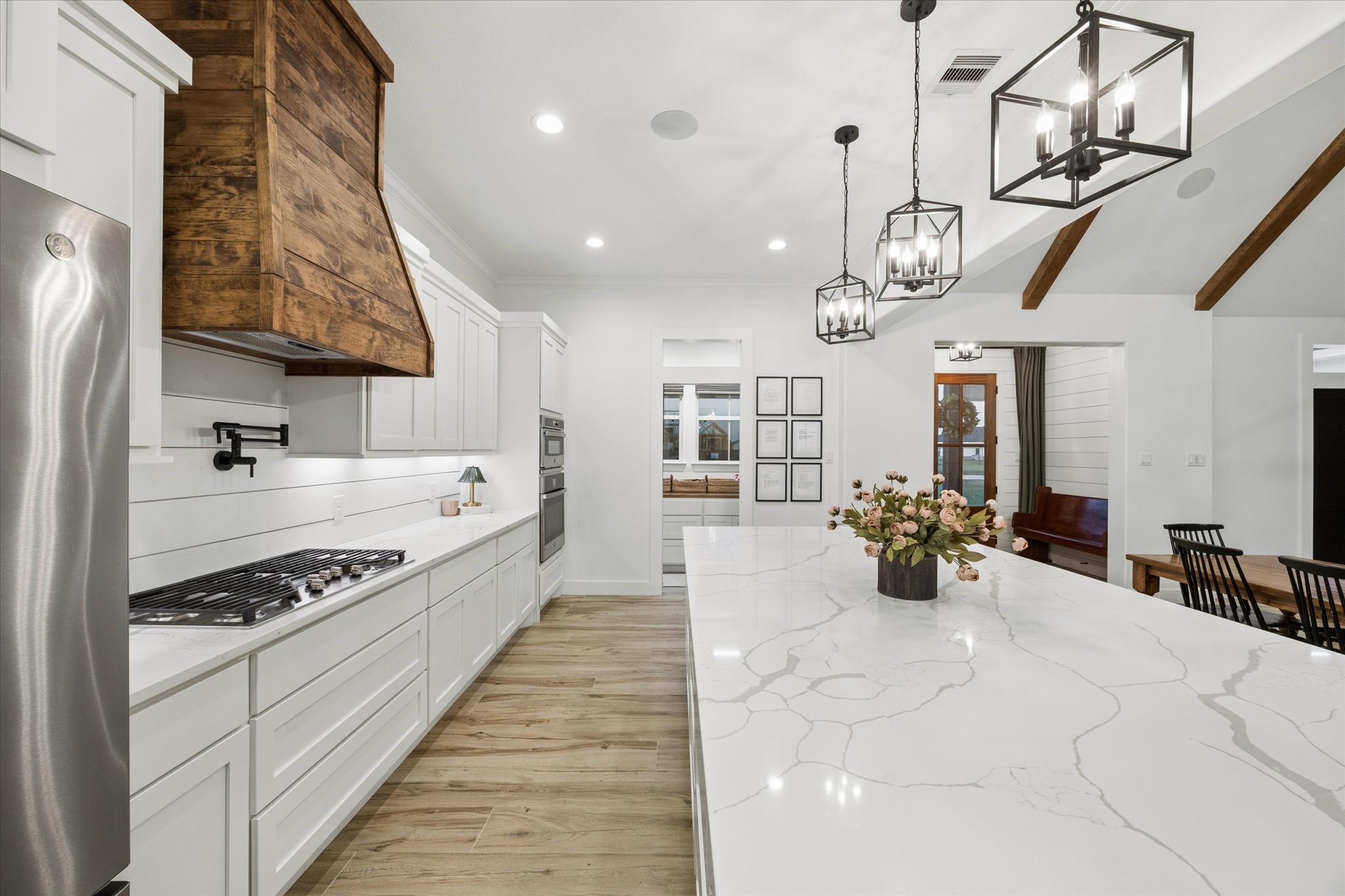 5131 Timber Ridge Drive Sealy, TX 77474 - Photo 17 of 50 Large island for entertaining. Airy and fresh kitchen.