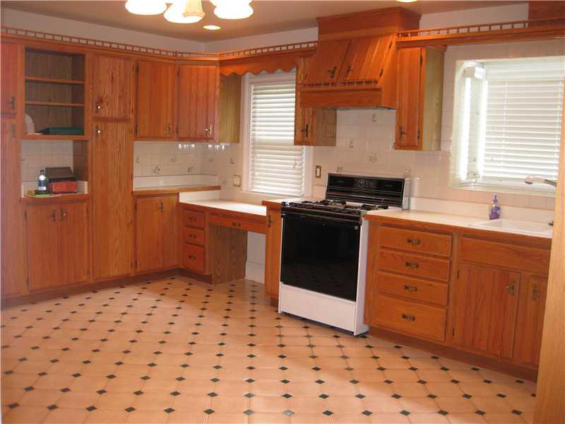 23 Holland Road Churchill, PA 15235 - Photo 2 of 11 Kitchen.