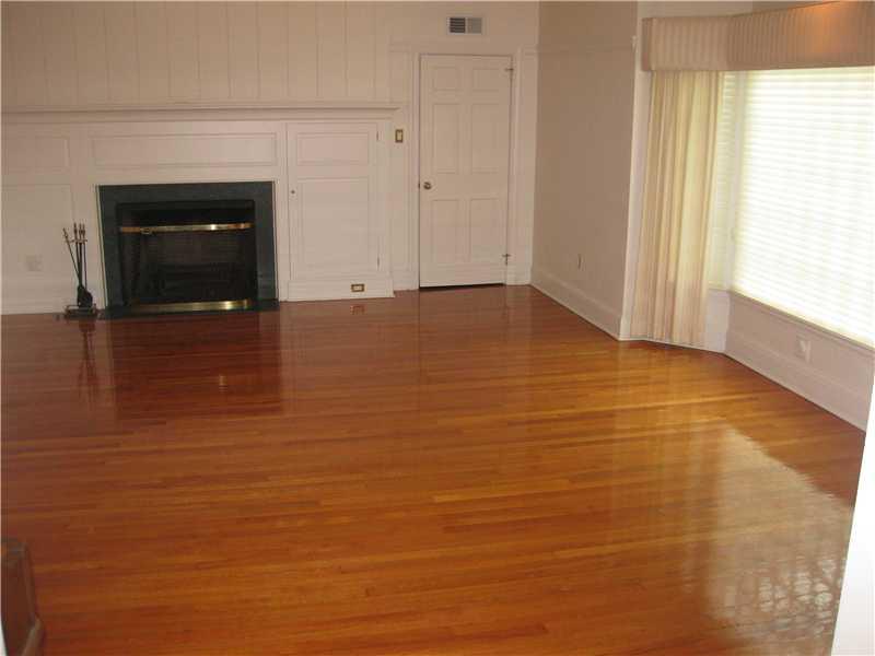 23 Holland Road Churchill, PA 15235 - Photo 4 of 11 Living Room.