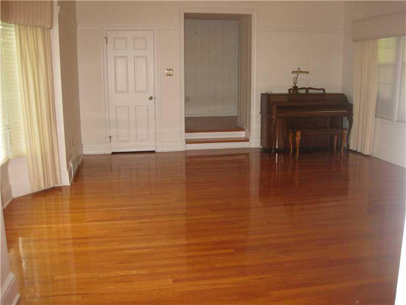 23 Holland Road Churchill, PA 15235 - Photo 5 of 11 Living Room.