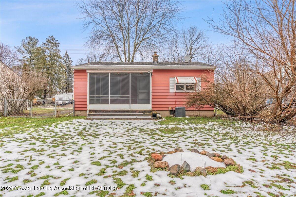 5824 Hughes Road Lansing, MI 48911 - Photo 8 of 28 07-Media Jett-7