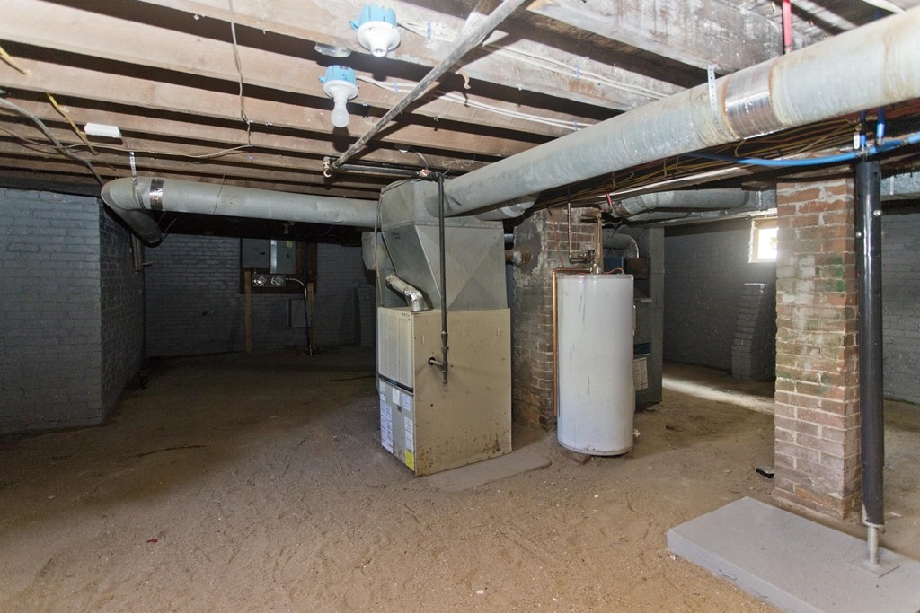 16 Nelson Avenue Springfield, MA 01109 - Photo 30 of 33 a view of a garage