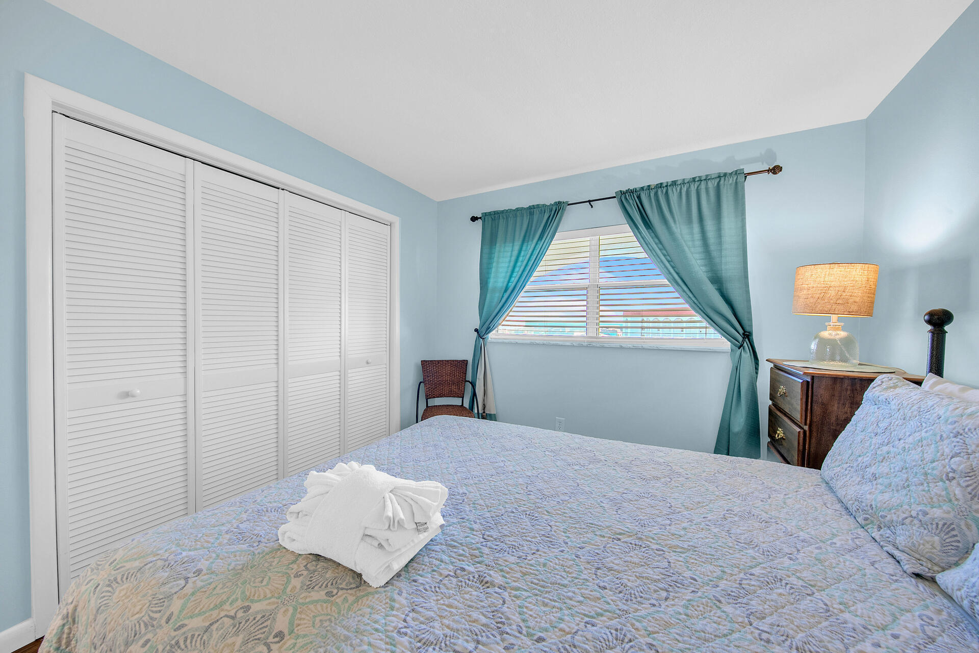 909 Santa Rosa Boulevard, Unit 561 Fort Walton Beach, FL 32548 - Photo 16 of 61 a bedroom with a bed and a window