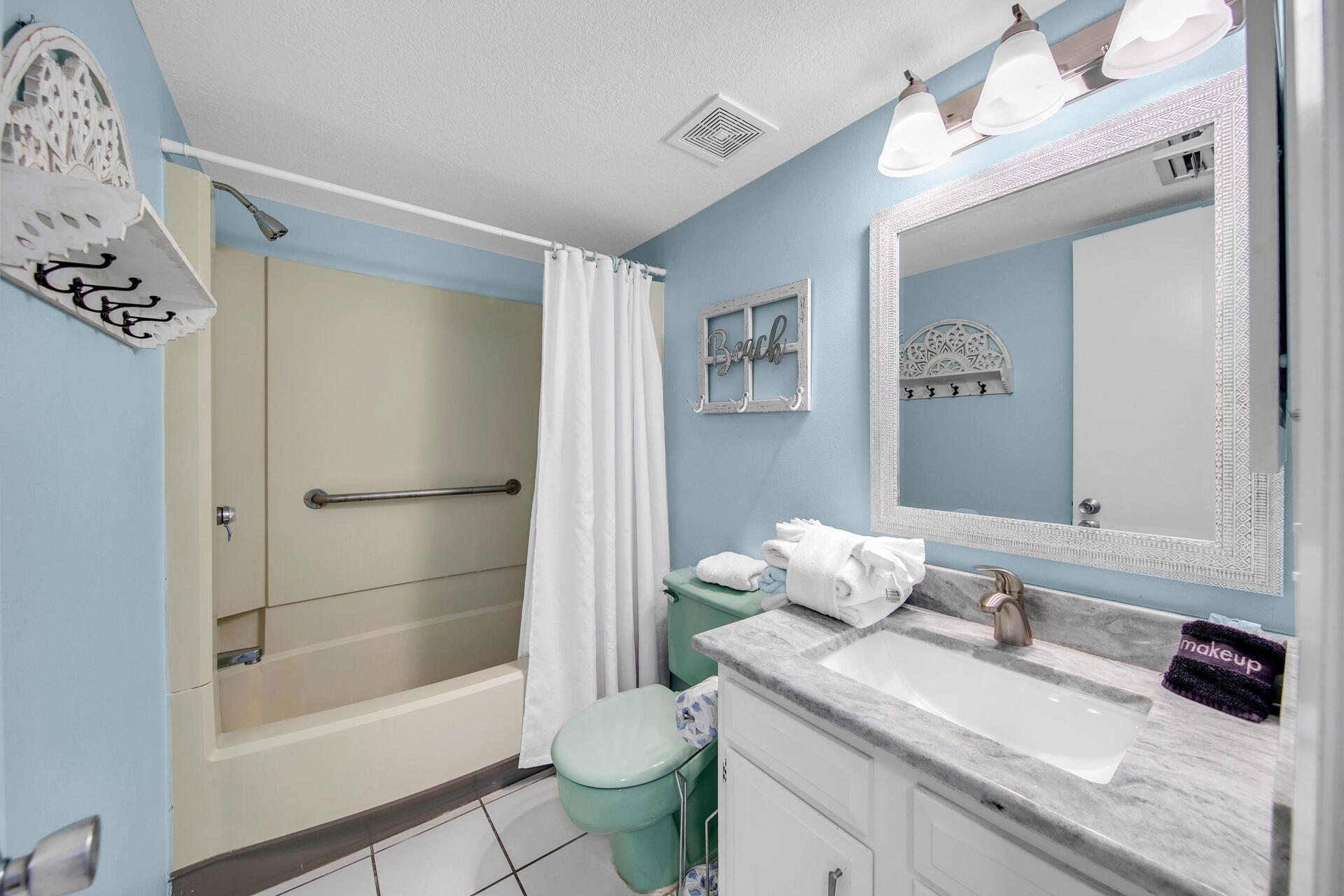909 Santa Rosa Boulevard, Unit 561 Fort Walton Beach, FL 32548 - Photo 17 of 61 a bathroom with a bathtub sink and toilet