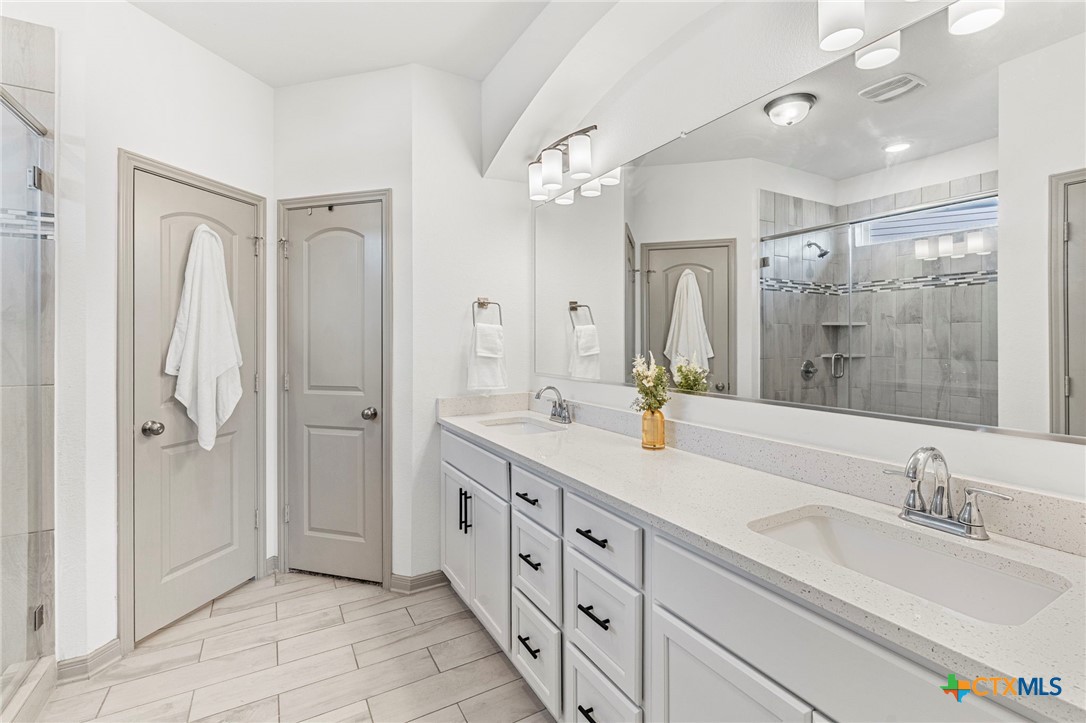 5221 Leaning Tree Temple, TX 76502 - Photo 19 of 37 Primary Bathroom