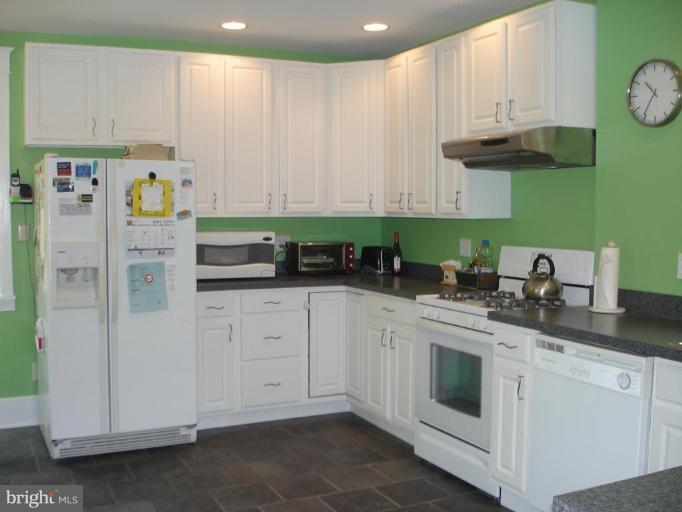 5208 Catalpha Road Baltimore, MD 21214 - Photo 6 of 23 Kitchen