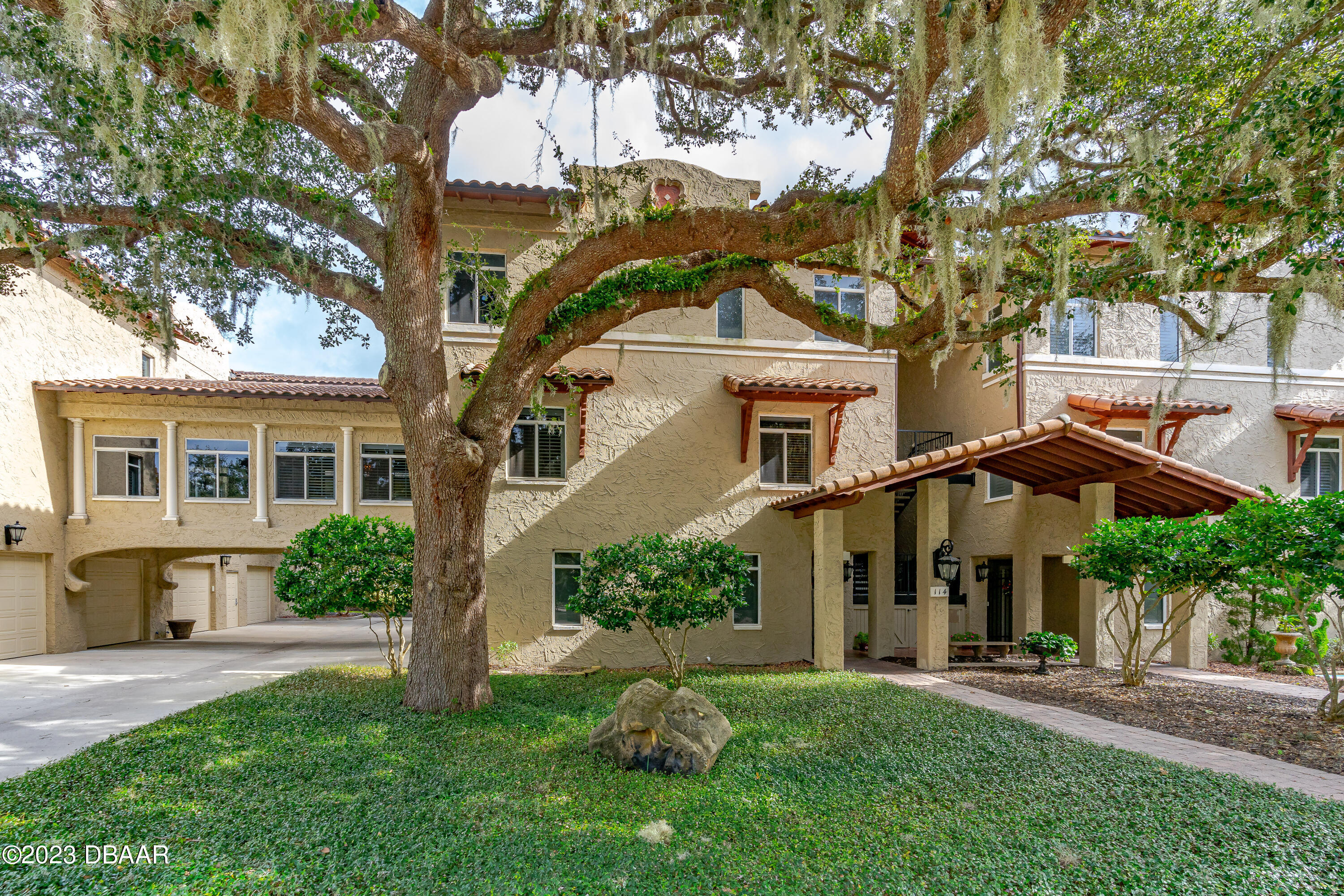 114 Club House Dr Unit 205  