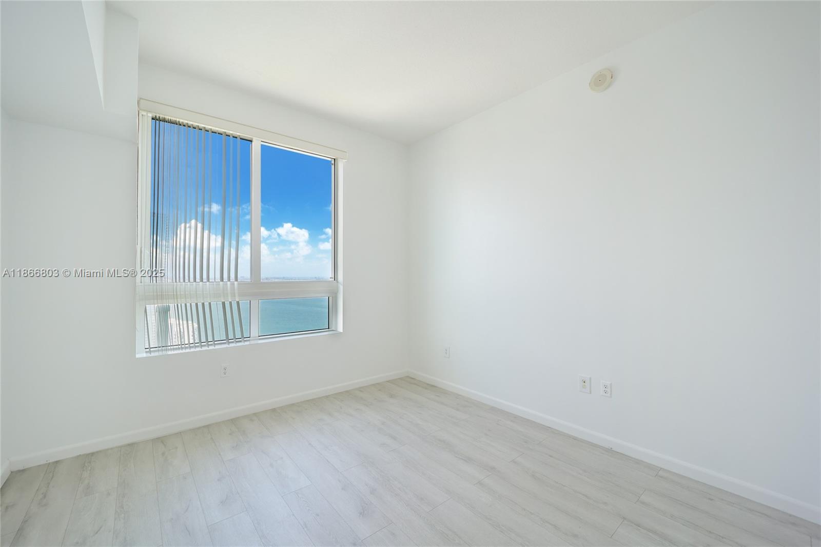 1900 North Bayshore Drive, Unit 4112 Miami, FL 33132 - Photo 18 of 20 an empty room with windows