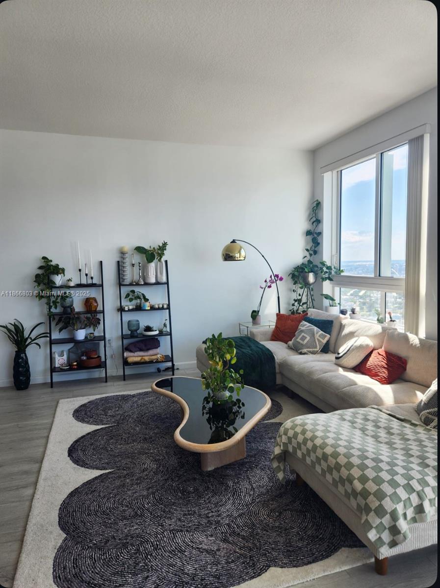 1900 North Bayshore Drive, Unit 4112 Miami, FL 33132 - Photo 8 of 20 a living room with furniture and a potted plant