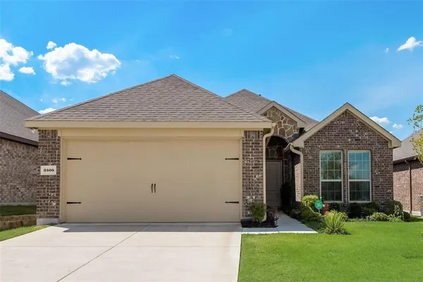 a view of a house with yard