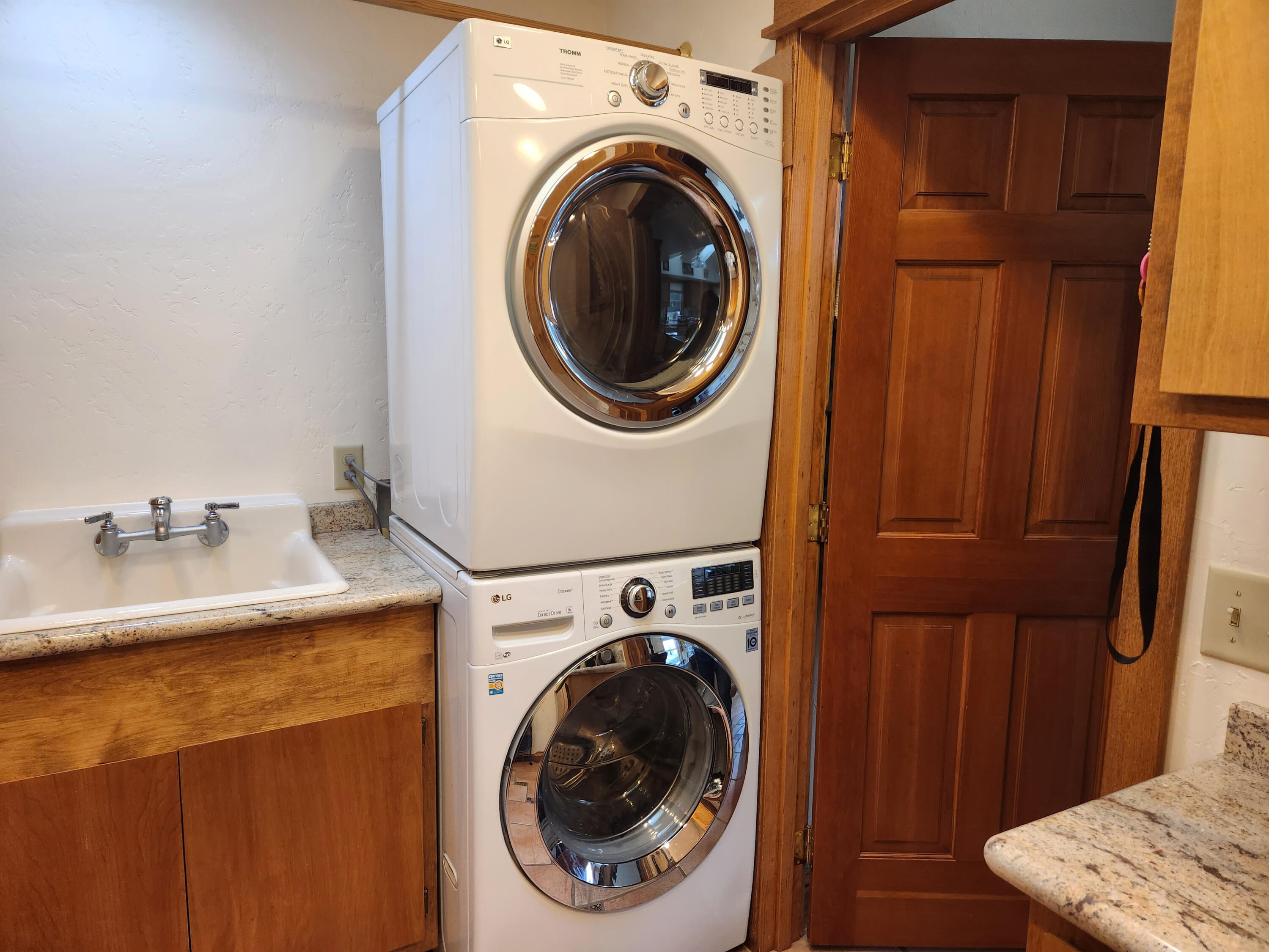 6554 Pioneer Road Medford, OR 97501 - Photo 14 of 50 Laundry room