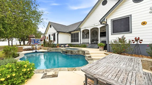 $721,000 | 226 Broken Arrow, Floresville, TX 78114