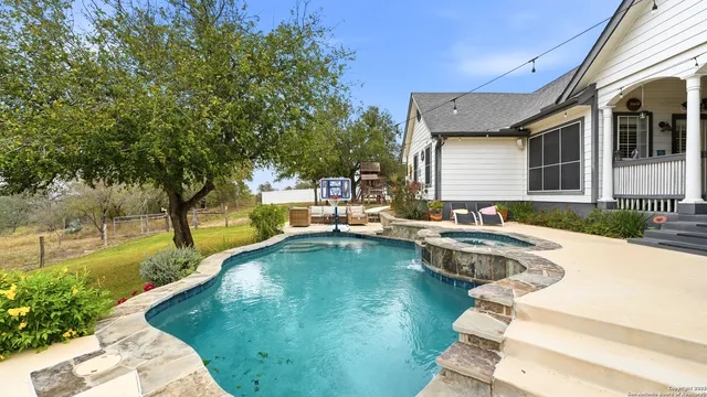 $721,000 | 226 Broken Arrow, Floresville, TX 78114