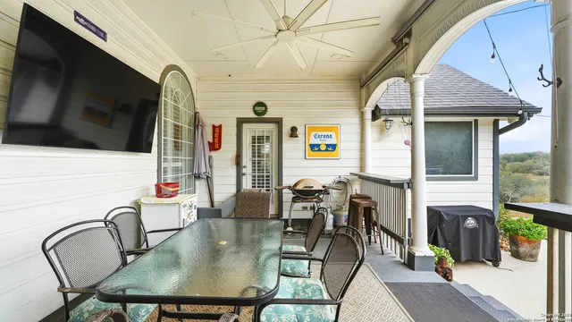 $721,000 | 226 Broken Arrow, Floresville, TX 78114