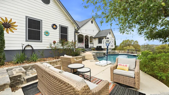 $721,000 | 226 Broken Arrow, Floresville, TX 78114