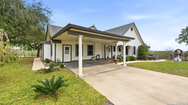 $721,000 | 226 Broken Arrow, Floresville, TX 78114