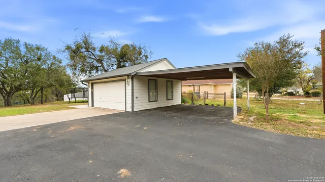 $721,000 | 226 Broken Arrow, Floresville, TX 78114