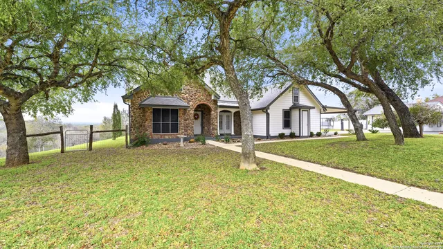 $721,000 | 226 Broken Arrow, Floresville, TX 78114