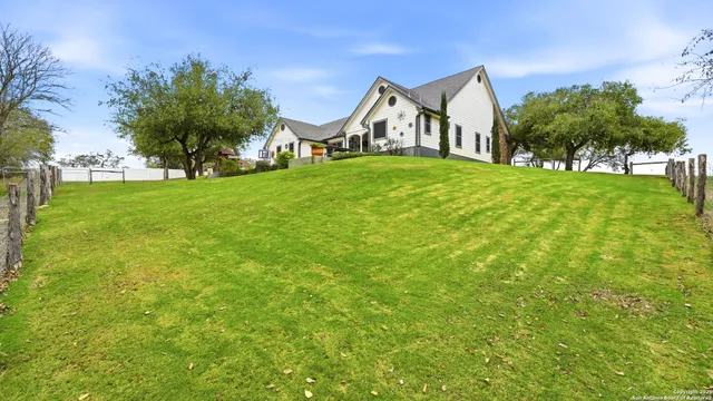 $721,000 | 226 Broken Arrow, Floresville, TX 78114