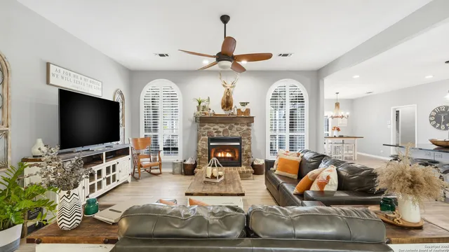 $721,000 | 226 Broken Arrow, Floresville, TX 78114