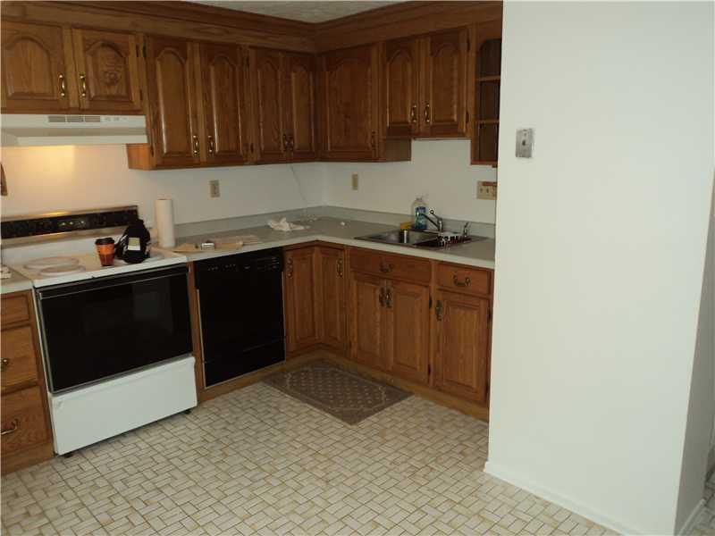 904 Countryside Drive McKees Rocks, PA 15136 - Photo 5 of 7 Kitchen.