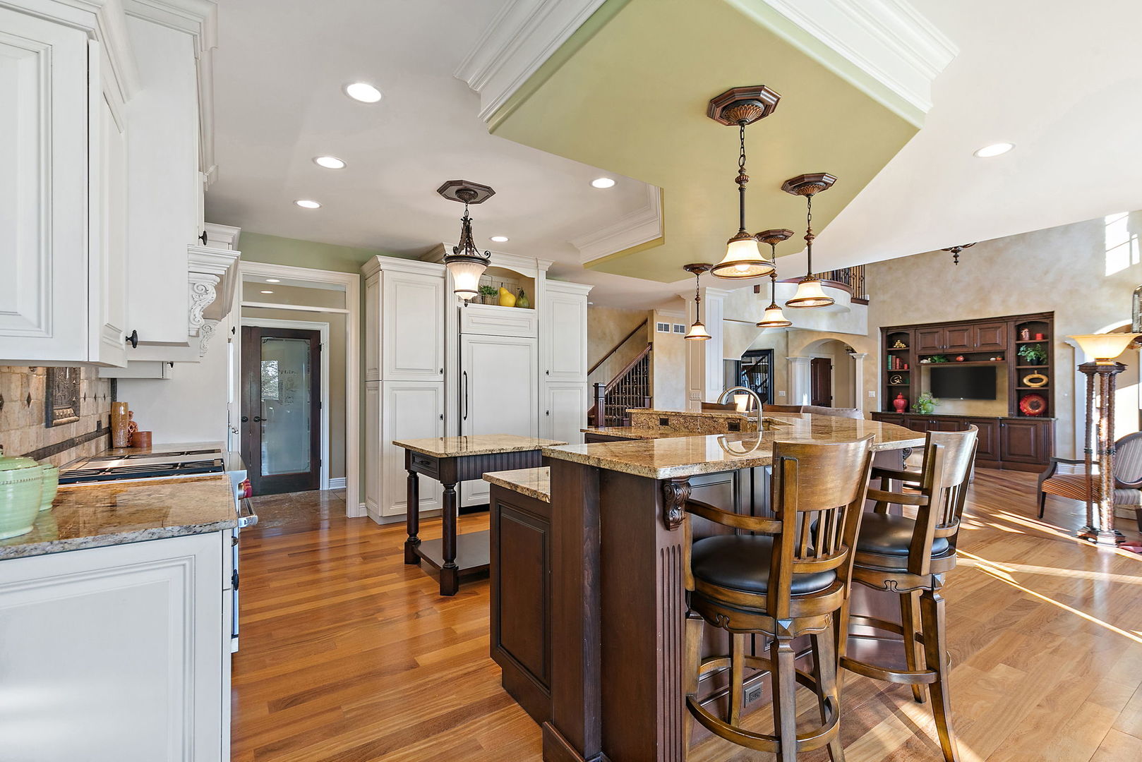 3660 Broadleaf Avenue Elgin, IL 60124 - Photo 18 of 84 a view of a dining room with furniture and wooden floor