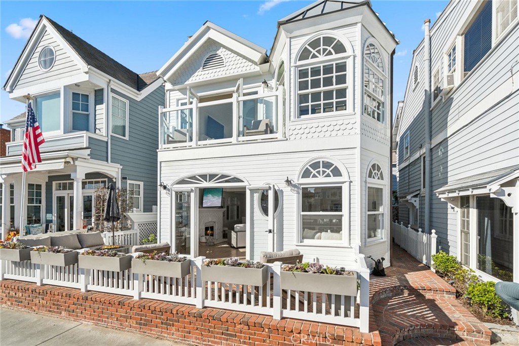 125 Grand Canal Newport Beach, CA 92662 - Photo 2 of 41 a view of a brick building next to a yard